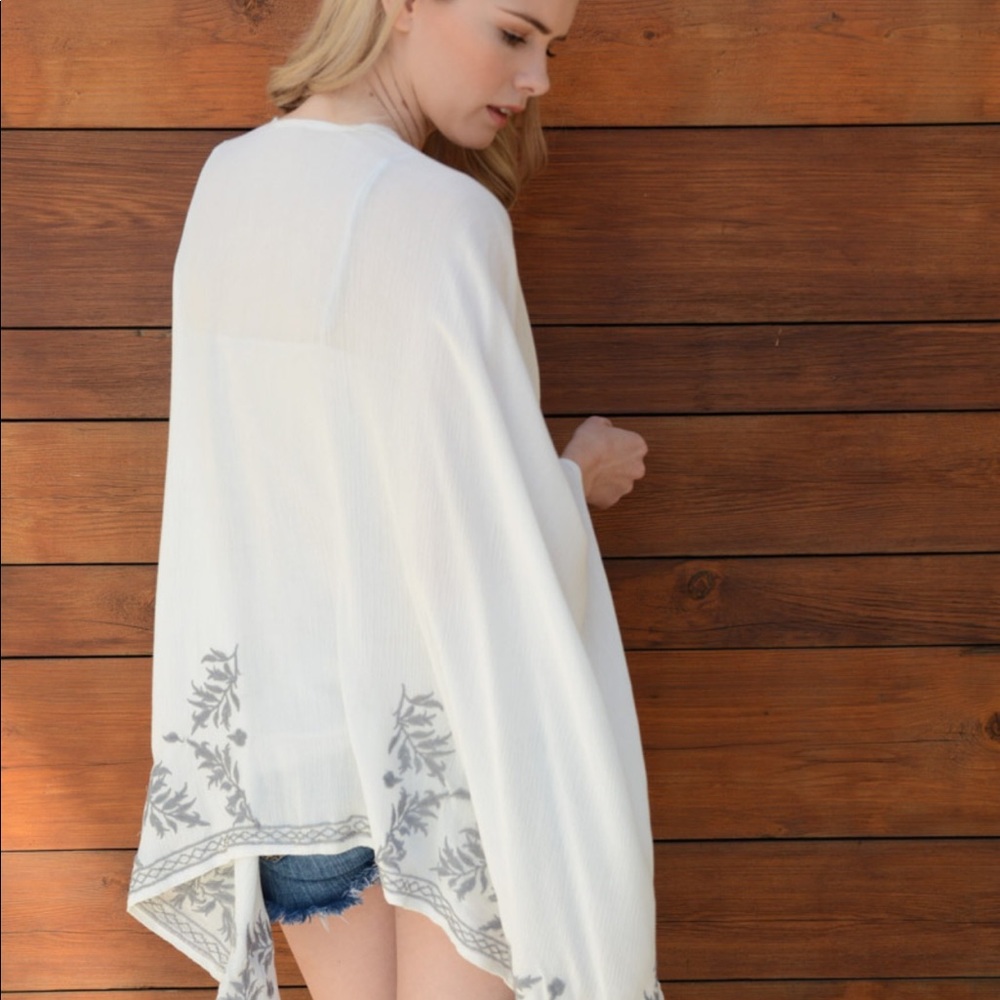 💥 LAST ONE White Leaf Garland Kimono Grey Trim - Picture 3 of 3